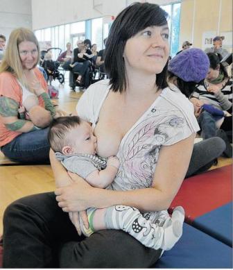 Ways to Latch Baby While Breastfeeding